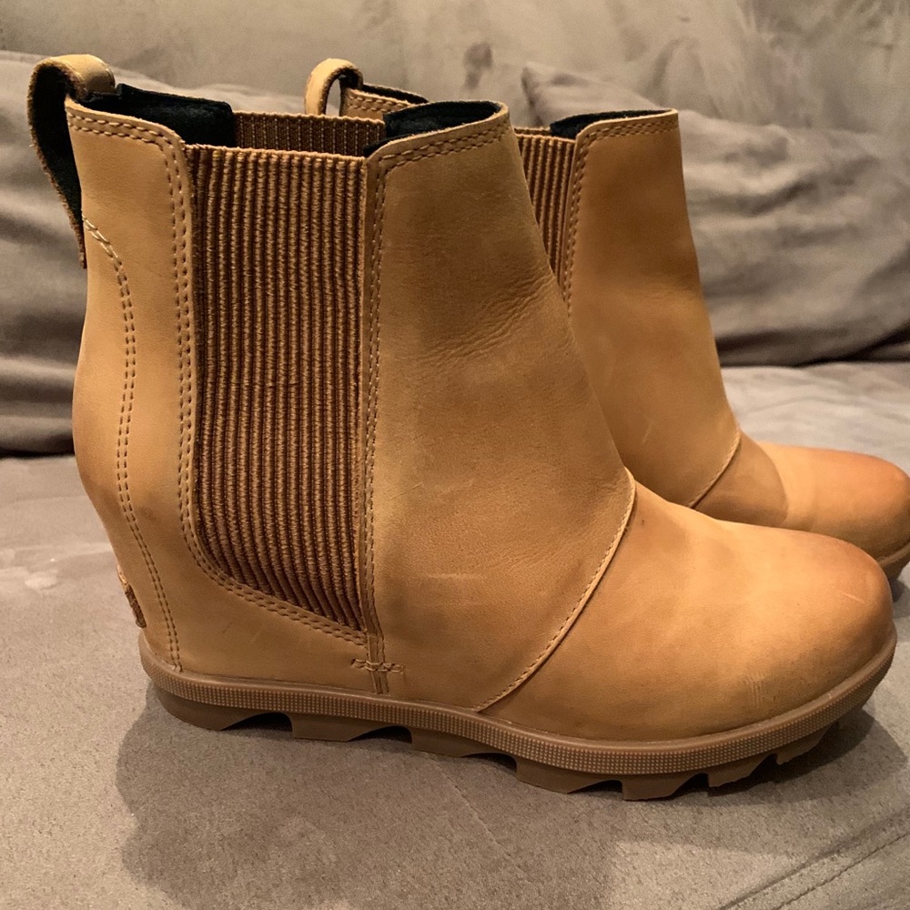 Sorel Wedge Boots (Size 8)